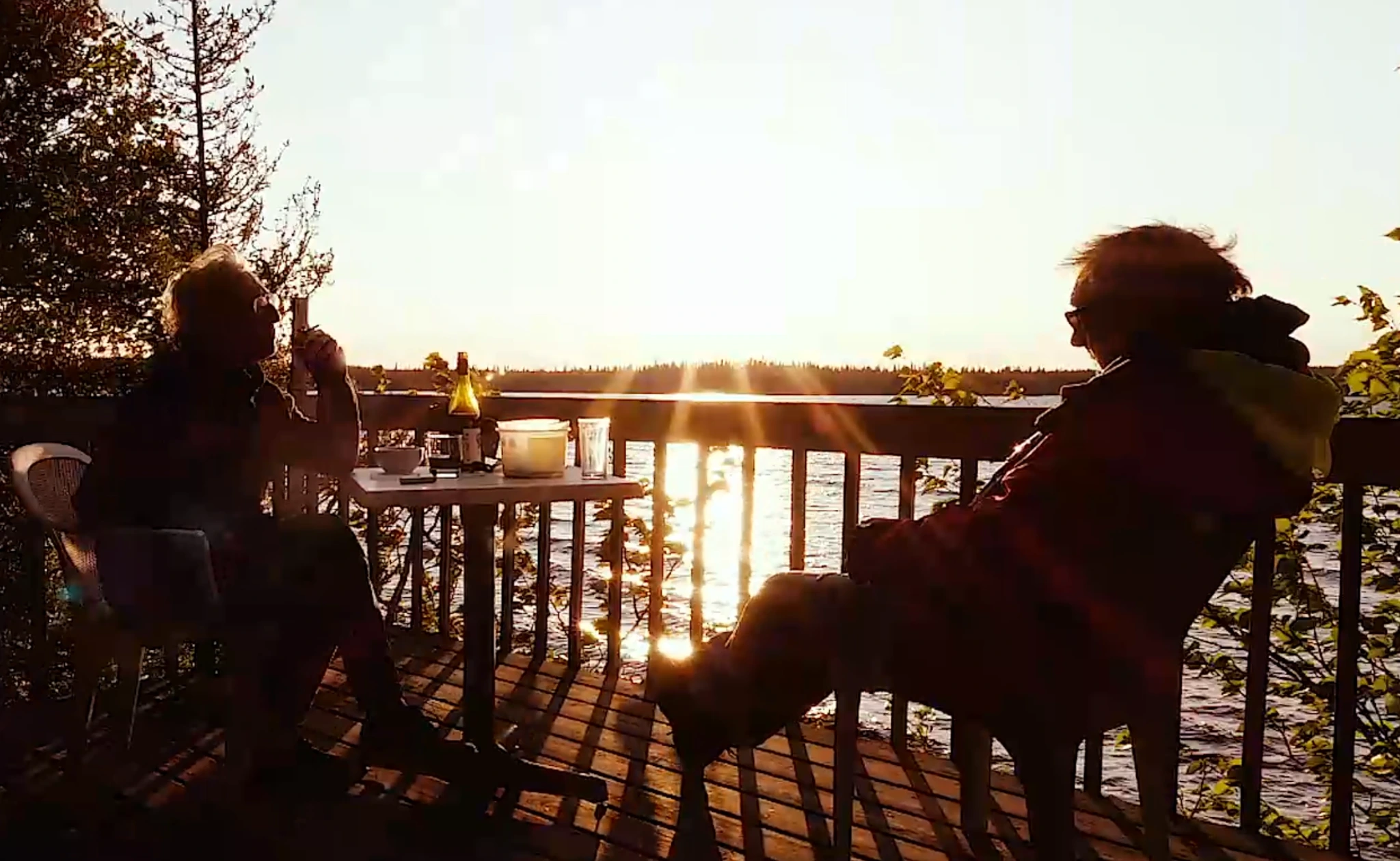 Luc Markiw et Richard Desjardins en conversation au bord d’un lac